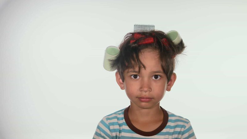 Viele verschiedene Kinder probieren aus, was mit den Haaren alles machen kann. – Bild: WDR