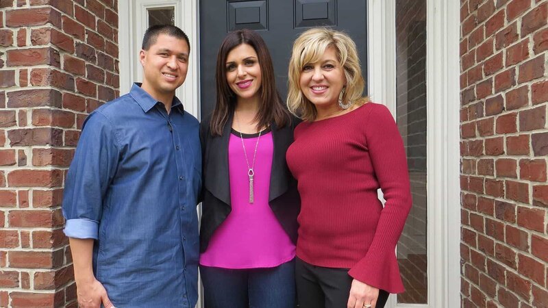 New homebuyers Adam (left), wife Danielle (middle), and real estate agent Kimberly (right), prepare to tour this beautiful traditional brick house in Aurora, IL; as seen on House Hunters. – Bild: 2017,HGTV/​Scripps Networks, LLC. All Rights Reserved