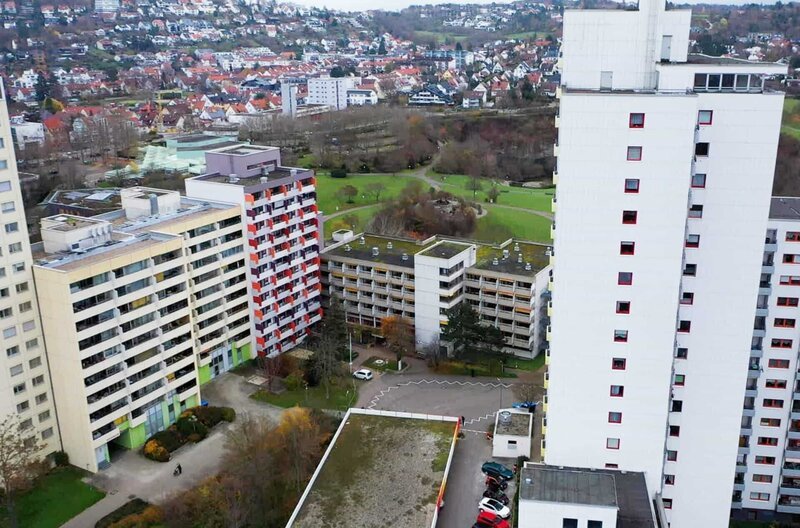 Das Seniorenzentrum am Parksee in Leonberg,umgeben von Wohnblocks – Bild: SWR