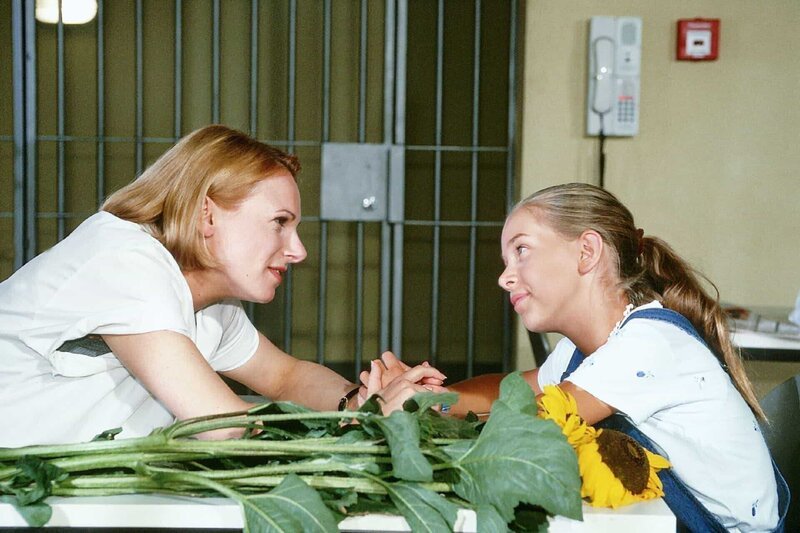 Endlich darf Lilli (Anna Herrmann, re.) ihre Mama (Bettina Kramer) wieder im Gefängnis besuchen. Doch Lilli leidet sehr darunter, dass ihr Bruder kein Kontakt zur Mutter haben will. – Bild: RTL
