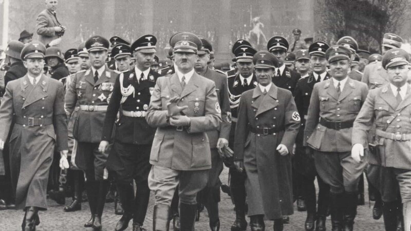 1939: Hitler mit Himmler und Goebbels am 1. Mai in Berlin. – Bild: ZDF und © SPIEGEL TV./​© SPIEGEL TV