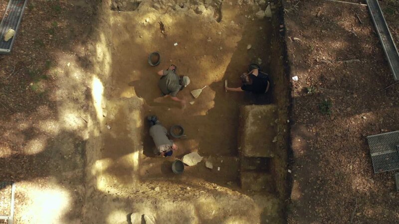 Auch heute noch ist Bibracte eine gigantische Ausgrabungsstätte. Archäologinnen und Archäologen arbeiten weiterhin daran, ihr alle Geheimnisse zu entlocken. – Bild: ZDF und ©RMC Production 2020./​©RMC Production 2020