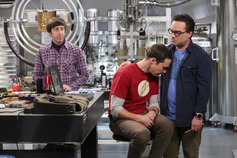 „The Big Bang Theory“, „Das künstliche Koffein-Problem.“ Nach dem Genuss eines Engerydrinks sucht Sheldon die Wahnvorstellung heim, koffeinsüchtig zu sein. Dass er wegen eines ausstehenden Projektes mit Leonard und Howard die Nacht durchgearbeitet hat und in Wahrheit einfach nur übermüdet ist, kommt Sheldon nicht in den Sinn. Amy nimmt Penny derweil mit auf eine Party auf den Campus, während Raj der schwangeren Bernadette beim Entrümpeln des späteren Kinderzimmers hilft. Dabei kommt ans Licht, was Bernadette in Wahrheit von ihrer Schwangerschaft hält.Im Bild (v.li.): Simon Helberg (Howard Wolowitz), Jim Parsons (Sheldon Cooper), Johnny Galecki (Leonard Hofstadter). – Bild: ORF/​Sevenone International/​Warner