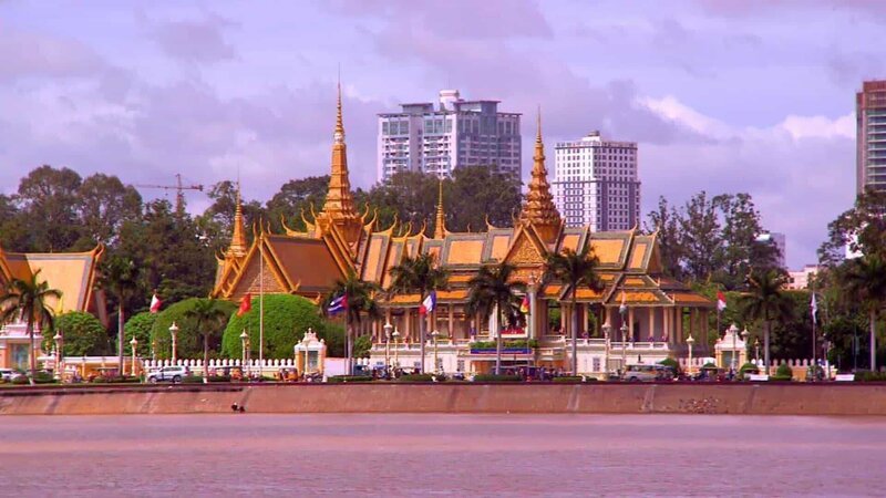Ein Ehepaar aus Arizona hat beschlossen, die USA zu verlassen und sich ein Haus in Kambodschas Hauptstadt Phnom Penh zu suchen, wo sie sich zum ersten Mal begegnet sind. Die Sternenkonstellation scheint günstig für ihr Vorhaben, doch Phnom Penh als neuer Lebensmittelpunkt hat es in sich: Die 1,5 Millionen-Metropole am Ufer des Mekong brodelt förmlich vor Lärm, Menschenmassen und unglaublichem Verkehr. Hier ein gemütliches Heim zu finden, wird eine echte Herausforderung. – Bild: Tanja Bachetzky /​ HGTV