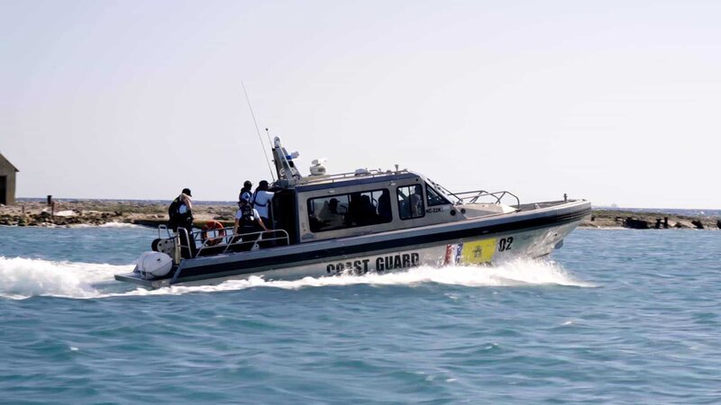 Die Küstenwache fängt ein Boot mit Flüchtlingen ab – Bild: National Geographic /​ National Geographic