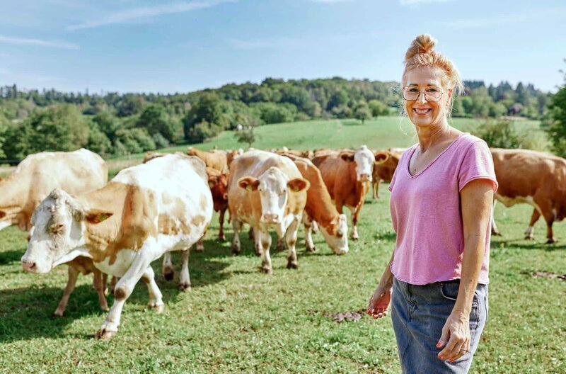 Daniela Bischoff mit Kühen auf der Weide – Bild: SWR/​MEGAHERZ GmbH/​Phillipp Thurmaier