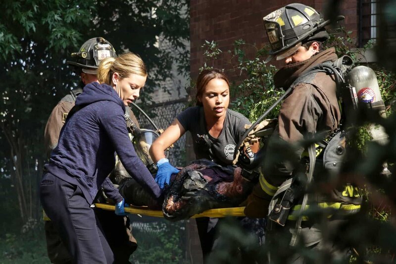 Der Brandstifter hat sein nächstes Opfer gefunden. Gabby (Monica Raymund, l.) und Leslie (Lauren German, l.) versuchen alles, um das junge Mädchen zu retten … – Bild: Universal TV