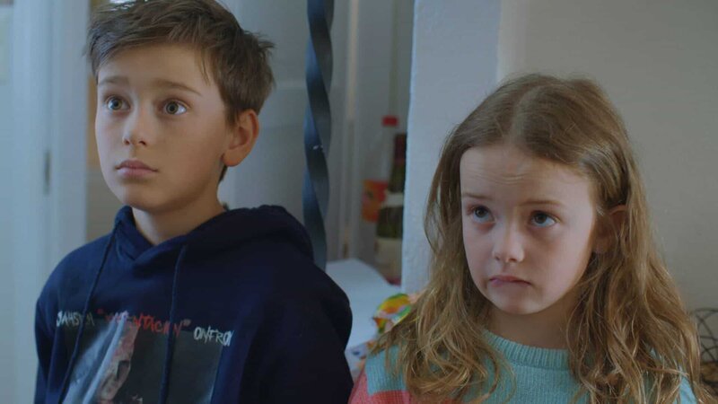Nico (Mikkel Brennhovd) und Sigrid (Maria Ross) erfinden eine Geschichte, wie Minas Mütze verschwunden ist. – Bild: KiKA