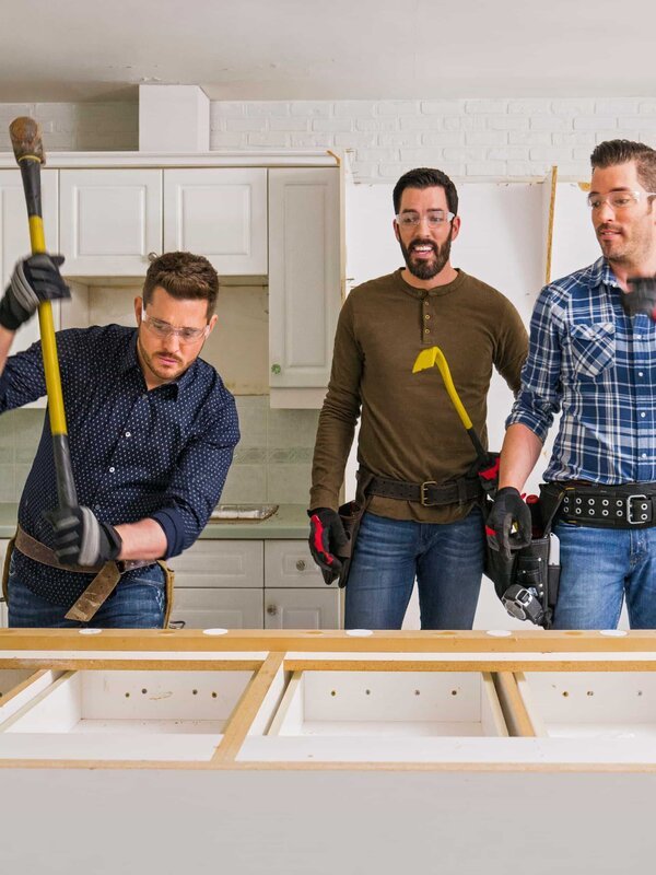 Drew, Jonathan and Michael begin the demolition process – Bild: DENNYS ILIC /​ HGTV publicity assets; CIOU_BUBL /​ © 2019, HGTV/​Scripps Networks, LLC. All Rights Reserved.