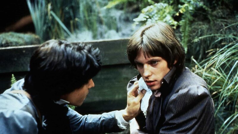 Sein Begleiter Heinrich (Karel Greif, l.) findet den Prinzen (Michal Dlouhý, r.) bewusstlos am Rande eines Tümpels und befreit ihn aus seiner Ohnmacht. – Bild: ZDF und Studio 100 Media./​Studio 100 Media