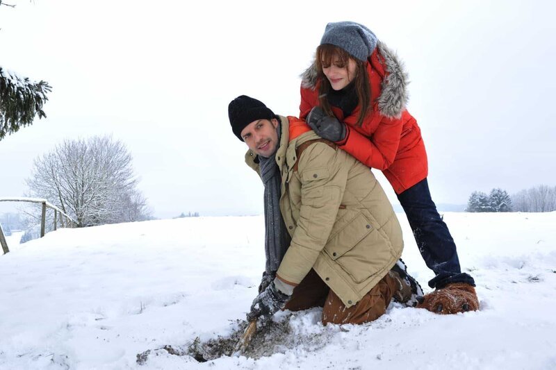 Nils (Florian Stadler, l.); Sabrina (Sarah Elena Timpe, r.) – Bild: Dieses Bild darf ausschließlich nach Maßgabe der Allgemeinen Geschäftsbedingungen für die Presselounges der Sender der ProSiebenSat.1 Media SE (AGB) genutzt werden. Die in den AGB festgesetzten Rechteeinschränkungen sind unbedingt  …