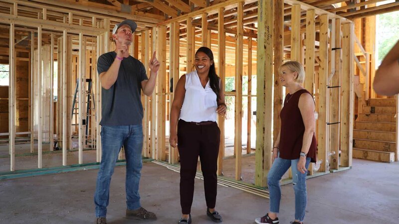 Brian and Mika Kleinschmidt meeting with homeowner Alison and her daughter Devon to talk about plans for the dream home. – Bild: 2023 Warner Bros. Discovery, Inc. or its subsidiaries and affiliates. All rights reserved.