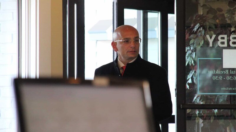 Host Anthony Melchiorri arrives at the Trade Winds Inn in Rockland, Maine as seen on Travel Channel’s Hotel Impossible as seen on Travel Channel’s Hotel Impossible – Bild: 2016,The Travel Channel, L.L.C. All Rights Reserved