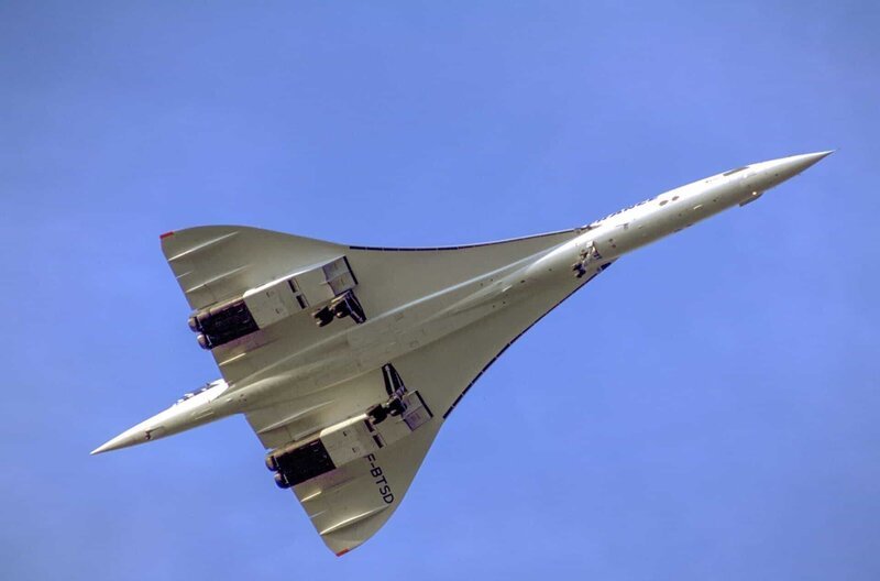 Der Deltaflügel gab der Concorde ihre typische Form. Nur so konnte sie mehr als doppelt so schnell fliegen wie heutige Flugzeuge. Vier Triebwerke brachten sie auf zweifache Schallgeschwindigkeit. Von London nach New York brauchte sie etwa drei Stunden. – Bild: Vidicom/​Bernard Charles /​ © Vidicom/​Bernard Charles