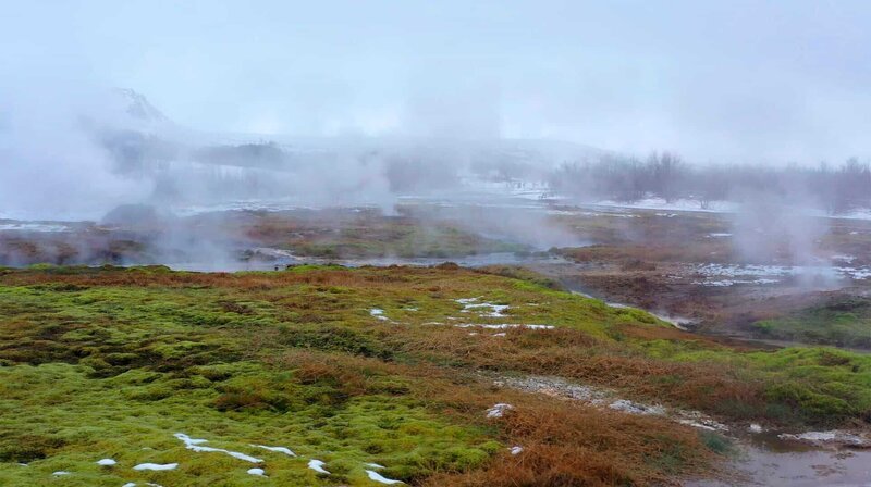 Hierfür ist Island berühmt: Heiße Quellen und Schwefelschwaden. ( – Bild: NDR/​elb motion pictures GmbH