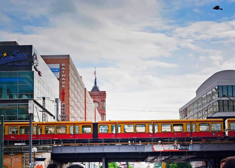 Die S-Bahn in Berlin trägt noch immer ihre traditionelle gelb-rote Fahne. Ihr Streckennetz umfasst 331,5 Kilometer Gleisnetz. – Bild: SWR