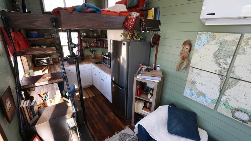 Nina and Jake are the proud owners of their very own dream tiny house that they got to design alongside their builder Bob Clarizio to fit their needs and desires, as seen on Tiny House, Big Living. – Bild: 2018, Scripps Networks, LLC. All Rights Reserved.
