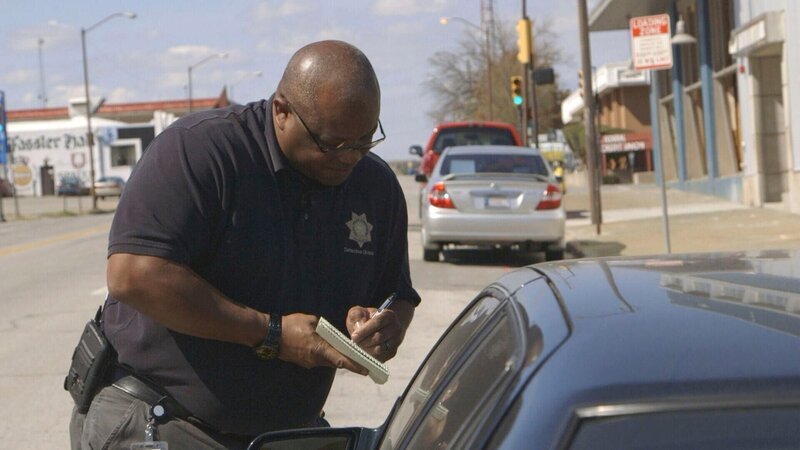 Der Detektiv nimmt Informationen von Autofahrern entgegen. – Bild: boxftp Unit /​ © Crime + Investigation /​ A+E Networks