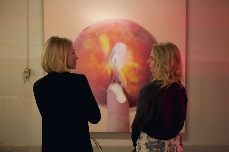 Eve (Teresa Rizos, rechts) spricht bei einer Ausstellung mit Mel (Genija Rykova) über ihren Stress mit Basti. – Bild: BR/​Simon Preissinger