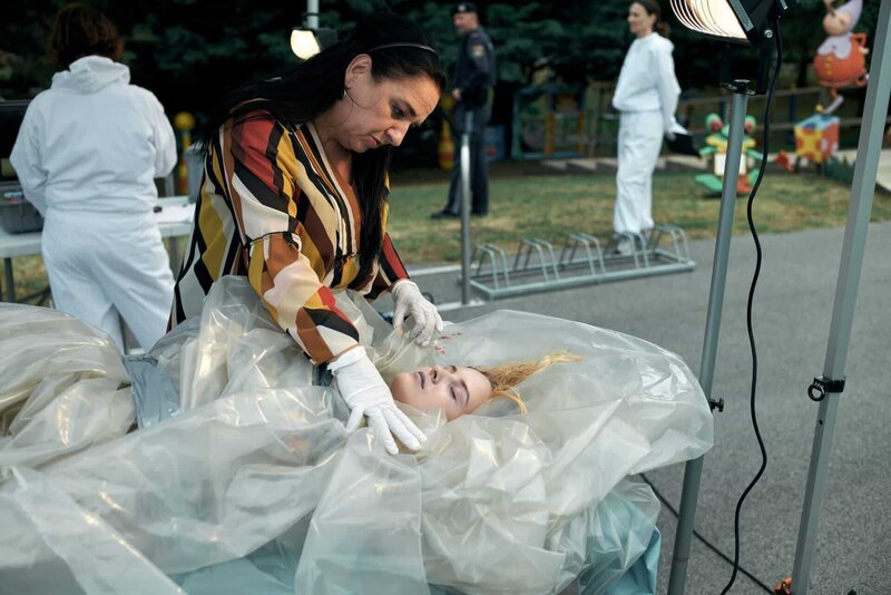 Gerichtsmedizinerin Dr. Franziska Beck (Maria Happel) stellt bei der toten Clara Ellmer (Livia Serafina) eine Schädelfraktur fest. – Bild: ZDF und Markus Kloiber.
