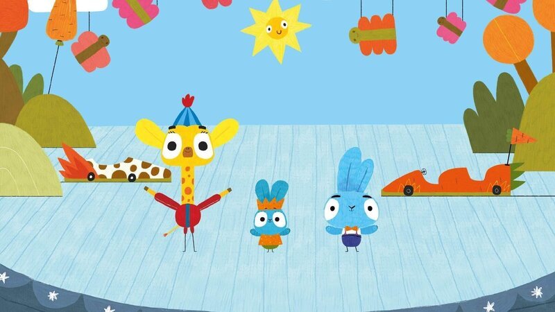 Bop (re.) und Boo (mi.) treffen in der Savanne ihren Giraffenfreund Jeff (li.) wieder. Der hat mit seinem Papa zwei coole Tretautos gebaut, und die drei wollen sofort ein Wettrennen veranstalten! – Bild: 2020 publishing house Glowberry Books LLC.