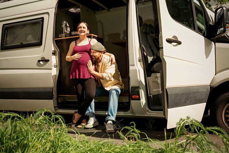 Mit diesem selbst ausgebauten Van wollten Gitta und Julian eigentlich zu zweit auf Reise – nun wird er als Familien-Urlaubsbus umfunktioniert. – Bild: ZDF und Marina Rosa Weigl.
