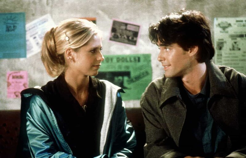 Buffy (Sarah Michelle Gellar, l.) fühlt sich zu Parker Abrams (Adam Kaufman, r.) hingezogen. – Bild: TM + © 2000 Twentieth Century Fox Film Corporation. All Rights Reserved. Lizenzbild frei