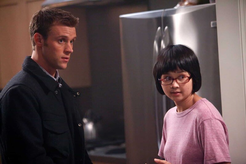 Dr. Robert Chase (Jesse Spencer) bietet Dr. Chi Park (Charlyne Yi) an, bei ihm einzuziehen. – Bild: PLURIMEDIA (NBC Universal, Inc.)