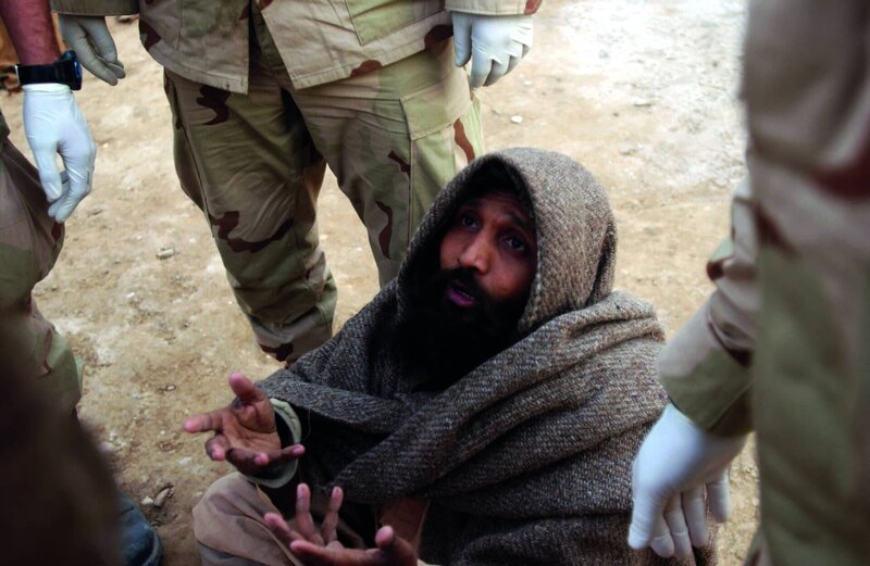 Im Rahmen des „Kriegs gegen den Terror“ vernehmen US-Soldaten einen Verdächtigen in Afghanistan. – Bild: SSGT CECILIO M. RICARDO, USAF /​ Digital /​ US National Archive