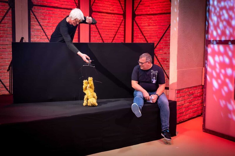 Puppenspieler Detlef Schmelz (l.) präsentiert Elton (r.) bei „1, 2 oder 3“ Tricks mit den Fäden der Marionette. – Bild: ZDF und Ralf Wilschewski.