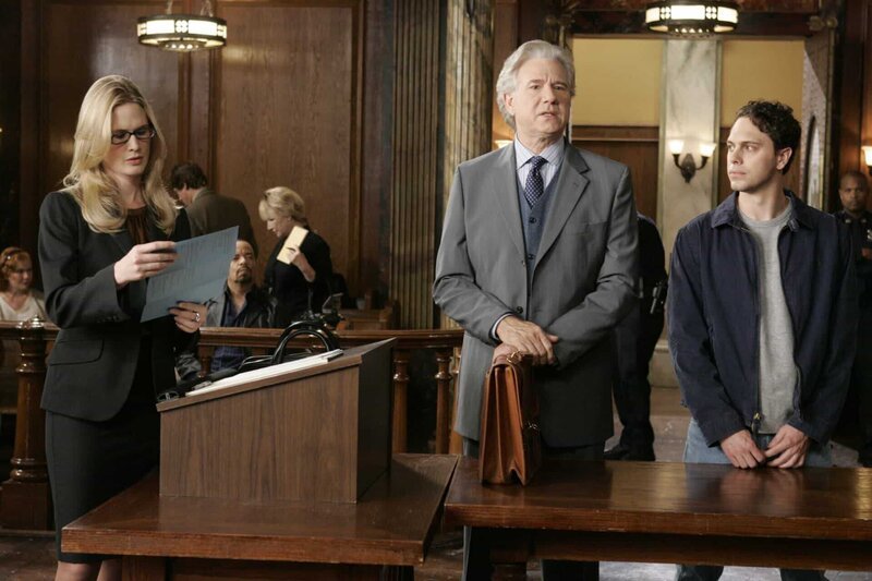 LAW & ORDER: SPECIAL VICTIMS UNIT -- „Anchor“ Episode 11007 -- Pictured: (l-r) Stephanie March as ADA Alexandra Cabot, John Larroquette as Randall Carver, Thomas Sadoski as Joe Thagard -- NBC Photo: Virginia Sherwood – Bild: NBC Universal, Inc ©13TH STREET Photocredit Mandatory, Editorial Use Only, NO archive, NO Resale