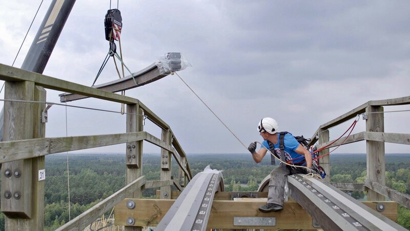 Für die Sanierung der Holzachterbahn „Colossos“ wird ein spezielles Furnierschichtholz verwendet. – Bild: BILD Für die Sanierung der Holzachterbahn „Colossos“ wird ein spezielles Furnierschichtholz verwendet. – Bild: BILD