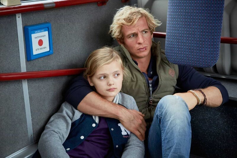Paul (Daniel Roesner) hat es geschafft, an Bord des von Schwerverbrechern entfĂĽhrten Busses zu gelangen, in dem sich auch seine Nichte Emilia (Letizia Caldi) befindet. – Bild: RTL /​ Guido Engels