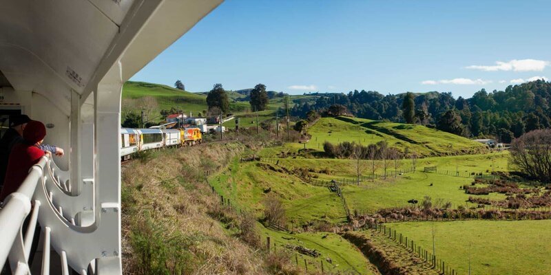 Zug fährt durch die Landschaft – Bild: RTL /​ (c) BRITESPARK FILMS/​CHANNEL 5 END CARD /​ Neuseeland