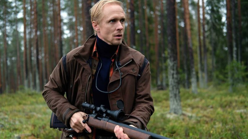 Die Nerven von Karl Lindmark (Sampo Sarkola) sind stark angespannt. – Bild: ZDF und ARD Degeto/​ITV Global entertainment/​Oscar Lovnér.