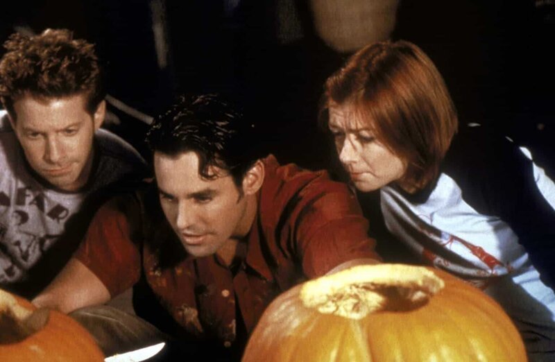 (v.l.n.r.) Oz (Seth Green), Xander (Nicholas Brendon) und Willow (Alyson Hannigan) inspizieren ihre Halloween-Kürbisse. – Bild: TM + © 2000 Twentieth Century Fox Film Corporation. All Rights Reserved. Lizenzbild frei