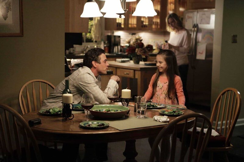 Zuhause bei Tochter Lily (Caitlin Carmichael, M.) und seiner Frau Casey (Teri Polo, r.) kann Detective Rex Winters (Skeet Ulrich, l.) den Berufsalltag vergessen … – Bild: RTL /​ Universal
