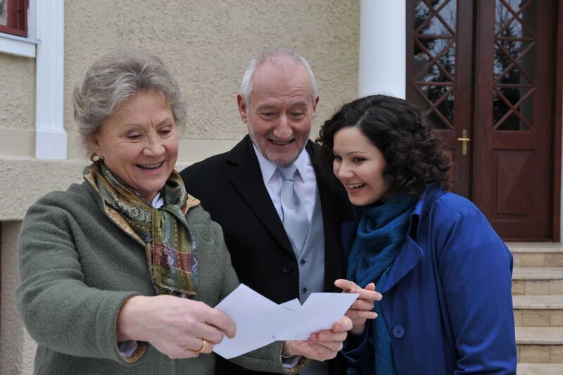 (v.l.n.r.) Hildegard (Antje Hagen); Alfons (Sepp Schauer); Emma (Ivanka Brekalo) – Bild: Dieses Bild darf ausschließlich nach Maßgabe der Allgemeinen Geschäftsbedingungen für die Presselounges der Sender der ProSiebenSat.1 Media SE (AGB) genutzt werden. Die in den AGB festgesetzten Rechteeinschränkungen sind unbedingt  …