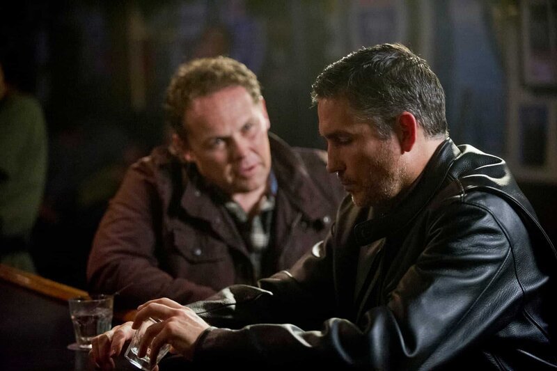 L-R: Detective Fusco (Kevin Chapman) und Reese (Jim Caviezel) – Bild: Courtesy of Warner Brothers