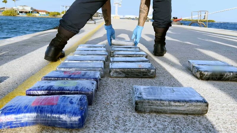 Von der Küstenwache beschlagnahmte Drogenpakete. (Goya Productions) – Bild: Goya Productions /​ Goya Productions