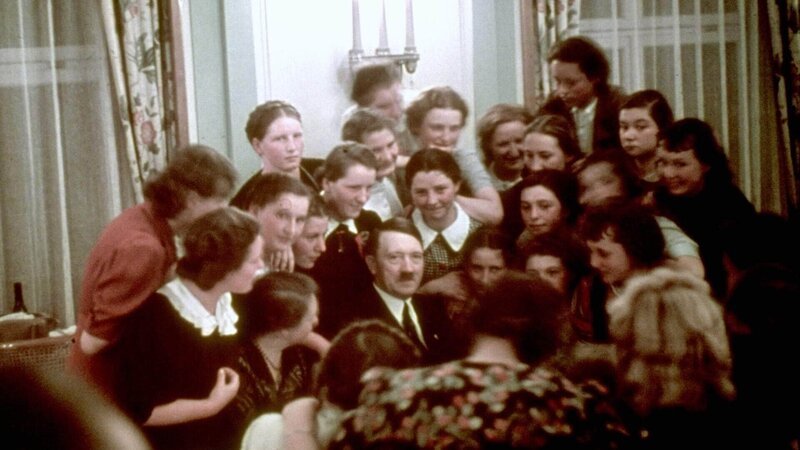 Adolf Hitler im Kreis von österreichischen Schülerinnen, ca. 1939 – Bild: TVNOW /​ Hugo Jaeger/​Time Life Pictures/​Getty Images