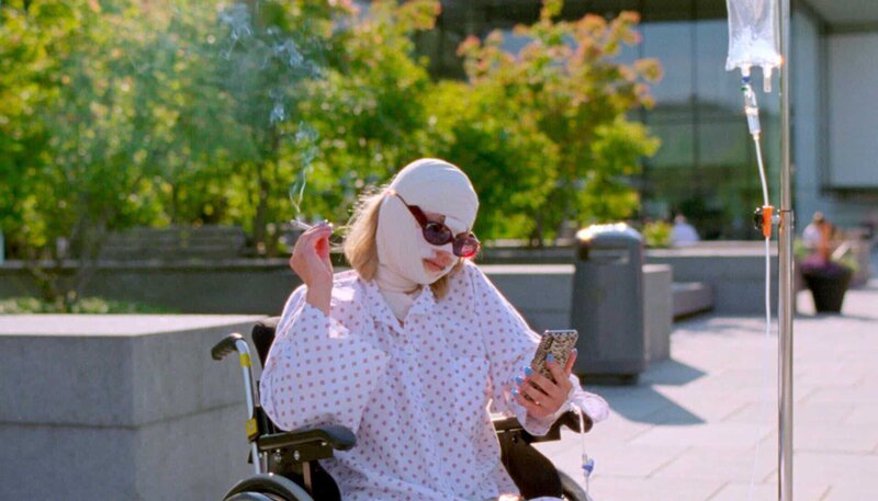 Signe (Kristine Kujath Thorp) raucht auf dem Kampus vom Krankenhaus eine Zigarette und verweigert dadurch eine Behandlung ihres Hautausschlages. – Bild: WDR/​Oslo Pictures