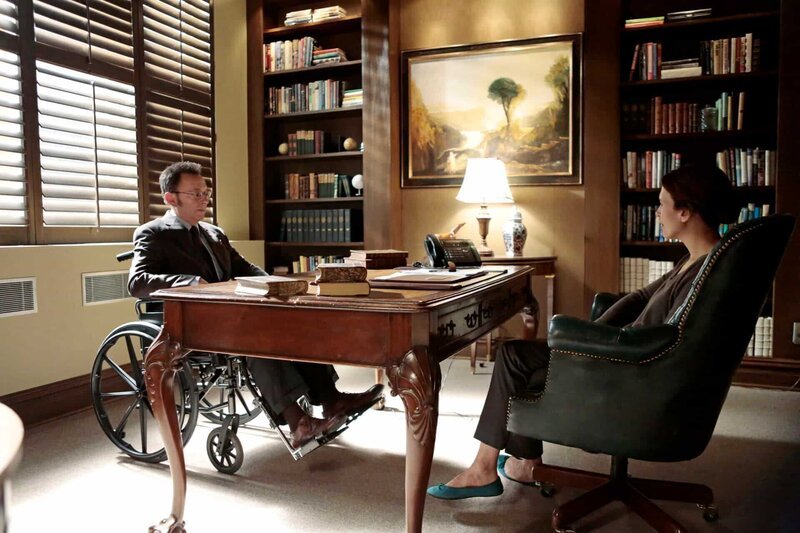 Harold Finch (Michael Emerson) und die Psychiaterin (Jessica Hecht) – Bild: Courtesy of Warner Brothers