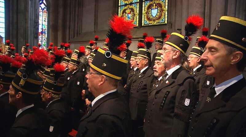 Der Ruhrkohle-Chor singt im Kölner Dom. – Bild: WDR