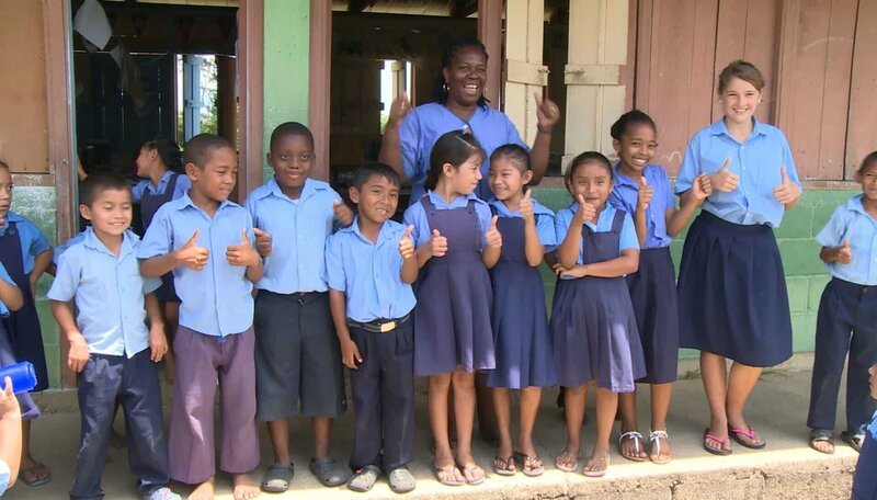„Welcome to Belize“ – sagen hier auf dem Foto Schulkinder aus zehn verschiedenen Ethnien. Dabei hat das Land gerade mal 332.000 Einwohner. – Bild: BR/​SWR