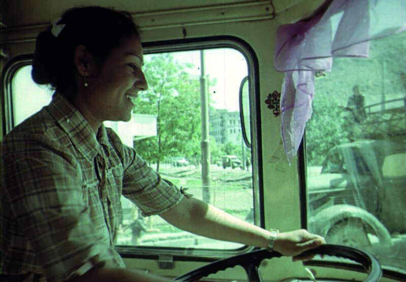 Eine afghanische Frau fährt Bus, Kabul 1984. – Bild: Russian State Archive /​ Krasnogorsk