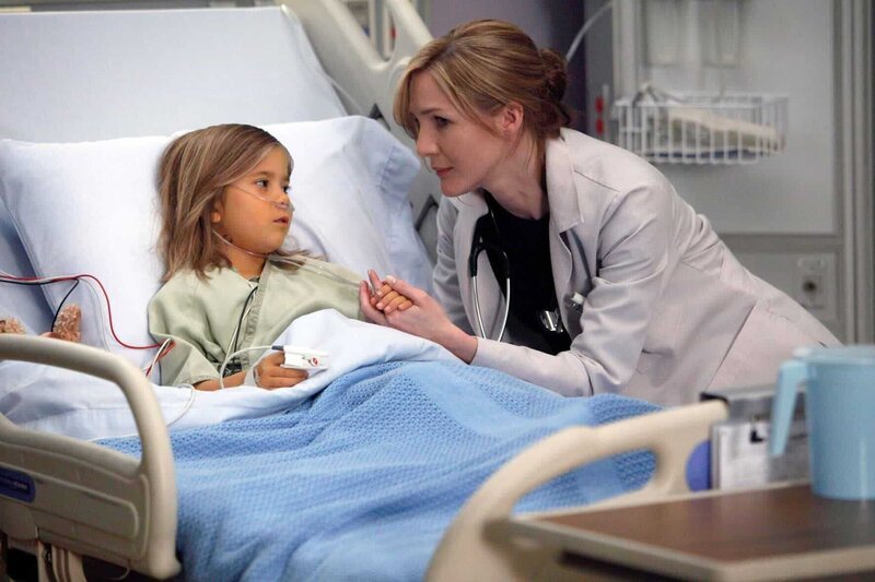 Die anerkannte Gen-Forscherin Dr. Elizabeth Lawson (Jessica Collins, r.) sorgt sich um ihre Tochter Emily (Rachel Eggleston), die an einem Gen-Defekt leidet. – Bild: PLURIMEDIA (NBC Universal, Inc.)