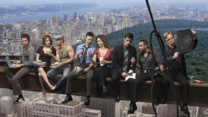 V. l.: Adam Ross (AJ Buckley), Lindsay Monroe (Anna Belknap), Danny Messer (Carmine Giovinazzo), Mac Taylor (Gary Sinise), Stella Bonasera (Melina Kanakaredes), Det. Don Flack (Eddie Cahill), Dr. Sheldon Hawkes (Hill Harper) und Dr. Sid Hammerback (Robert Joy). – Bild: VOX/​Art Streiber/​CBS Entertainment Honorarfreie Veröffentlichung nur im Zusammenhang mit VOX und dieser Sendung und bei Namensnennung.