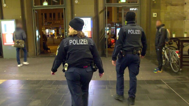 Polizeistreife am Bahnhof – Bild: RTL Zwei