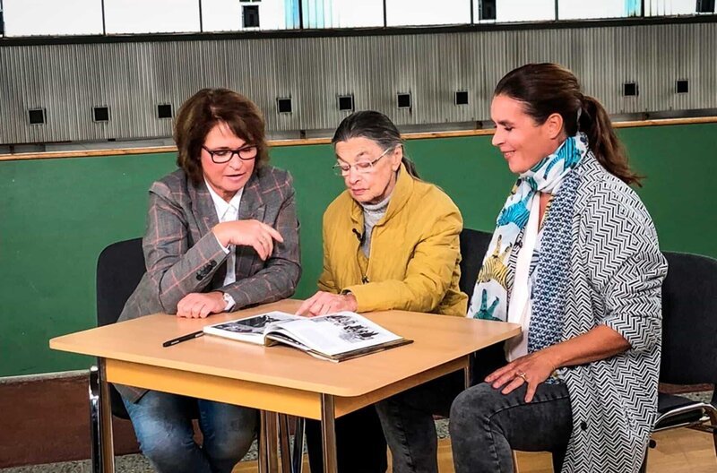 Anett Pötzsch, Jutta Müller und Katarina Witt schwelgen in Erinnerungen (v.l.) – Bild: MDR/​Katarina Witt privat